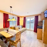 Appartements Bergfried - Ski In Ski Out, Inklusive Sommerkarte, Zentral Mit Ausblick Ueber Kaprun