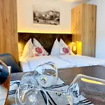 Appartements Bergfried - Ski In Ski Out, Inklusive Sommerkarte, Zentral Mit Ausblick Ueber Kaprun *