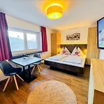 Appartements Bergfried - Ski In Ski Out, Inklusive Sommerkarte, Zentral Mit Ausblick Ueber Kaprun アパート *