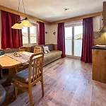 Appartements Bergfried - Ski In Ski Out, Inklusive Sommerkarte, Zentral Mit Ausblick Ueber Kaprun *