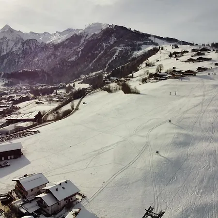 Appartements Bergfried - Ski In Ski Out Bis Ca Mitte Maerz, Inklusive Sommerkarte, Zentral Mit Ausblick Ueber Kaprun