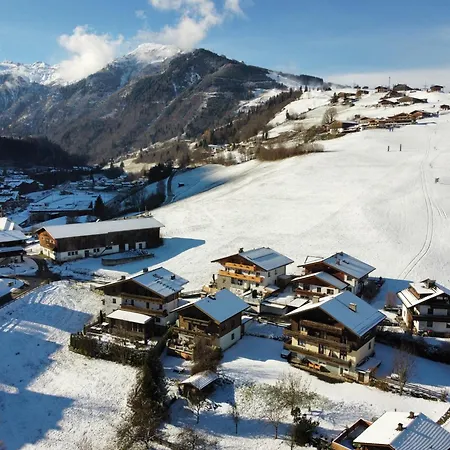 Appartements Bergfried - Ski In Ski Out, Inklusive Sommerkarte, Zentral Mit Ausblick Ueber Kaprun דירה קפרון
