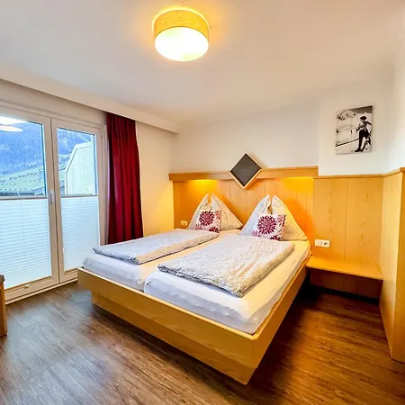 Appartements Bergfried - Ski In Ski Out Bis Ca Mitte Maerz, Inklusive Sommerkarte, Zentral Mit Ausblick Ueber Kaprun *