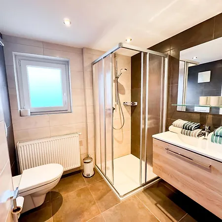 Appartements Bergfried - Inklusive Sommerkarte, Zentral Mit Ausblick Ueber Kaprun, Ski In Ski Out Apartman