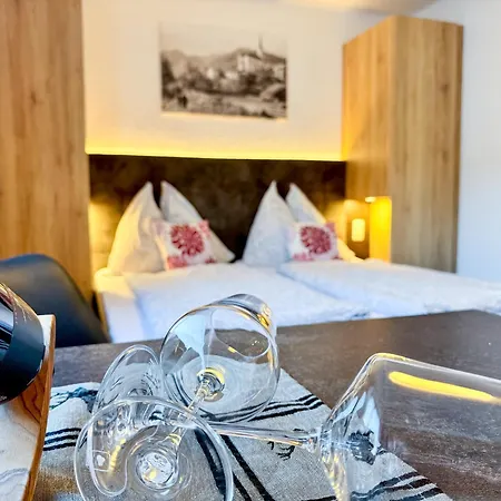Appartements Bergfried - Ski In Ski Out Bis Ca Mitte Oder Ende Maerz, Inklusive Sommerkarte, Zentral Mit Ausblick Ueber Kaprun *