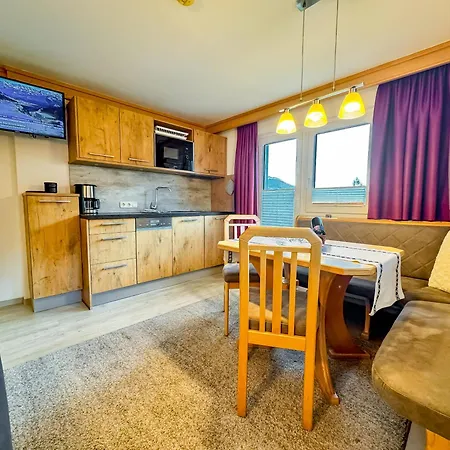 Appartements Bergfried - Ski In Ski Out Bis Ca Mitte Oder Ende Maerz, Inklusive Sommerkarte, Zentral Mit Ausblick Ueber Kaprun アパート *