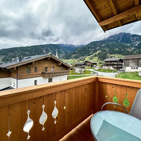 Appartements Bergfried - Ski In Ski Out Bis Ca Mitte Oder Ende Maerz, Inklusive Sommerkarte, Zentral Mit Ausblick Ueber Kaprun カプルーン