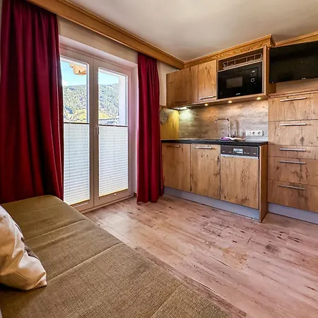 Appartements Bergfried - Ski In Ski Out Bis Ca Mitte Maerz, Inklusive Sommerkarte, Zentral Mit Ausblick Ueber Kaprun *