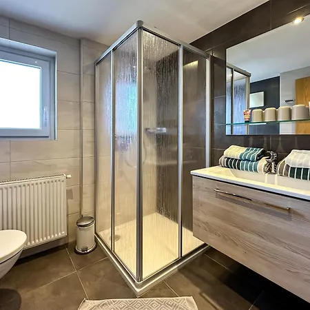 Appartements Bergfried - Ski In Ski Out Bis Ca Mitte Maerz, Inklusive Sommerkarte, Zentral Mit Ausblick Ueber Kaprun Apartman