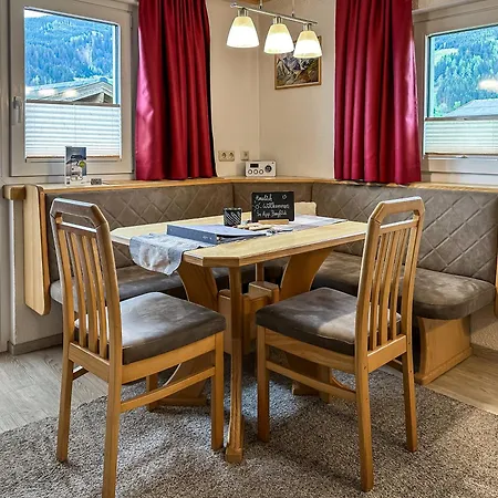 Appartements Bergfried - Inklusive Sommerkarte, Zentral Mit Ausblick Ueber Kaprun, Ski In Ski Out Apartman *