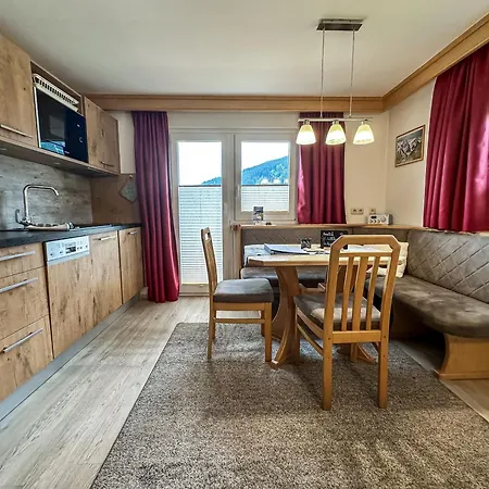 Appartements Bergfried - Inklusive Sommerkarte, Zentral Mit Ausblick Ueber Kaprun, Ski In Ski Out Apartman